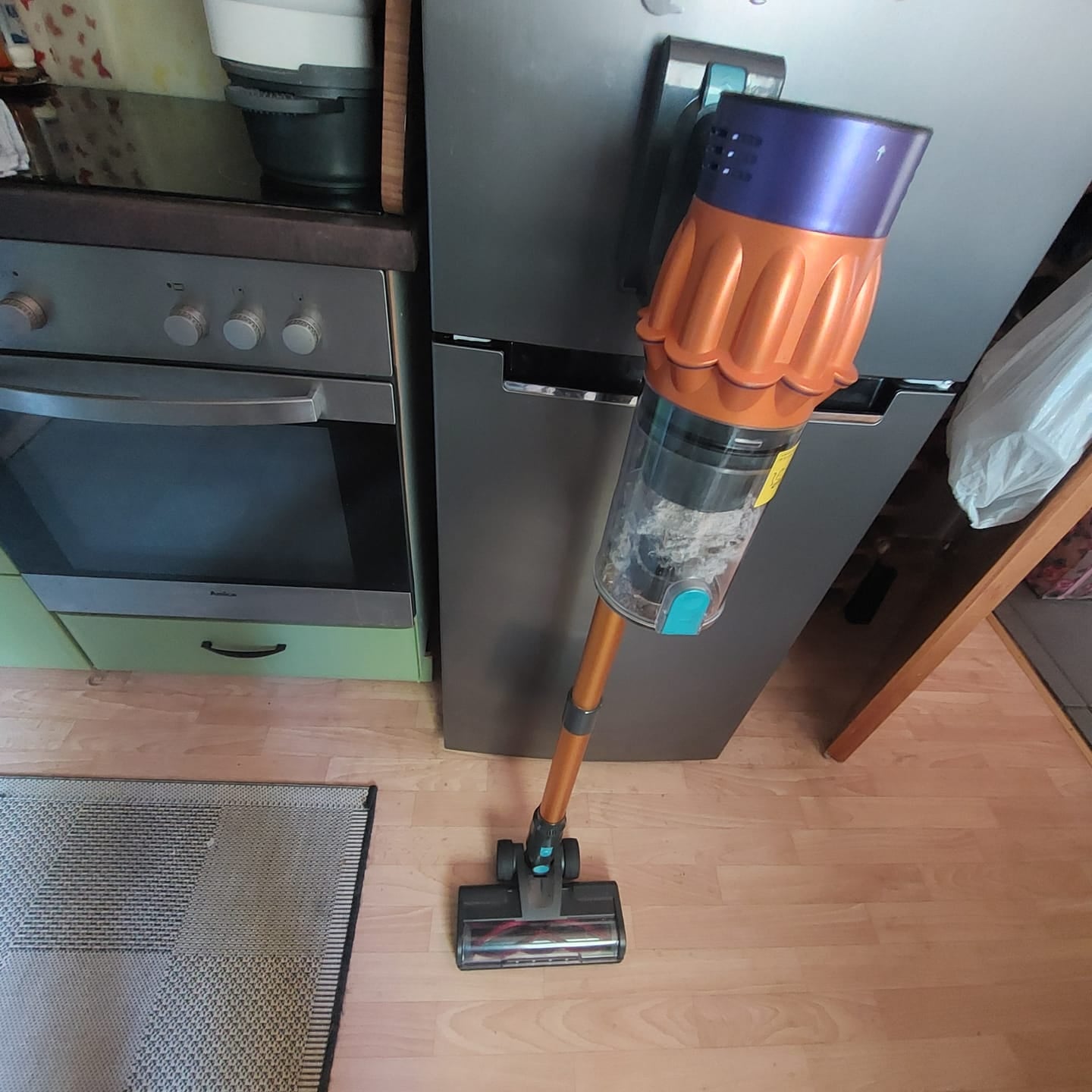 Airvac V18 in einer Küche neben dem Kühlschrank